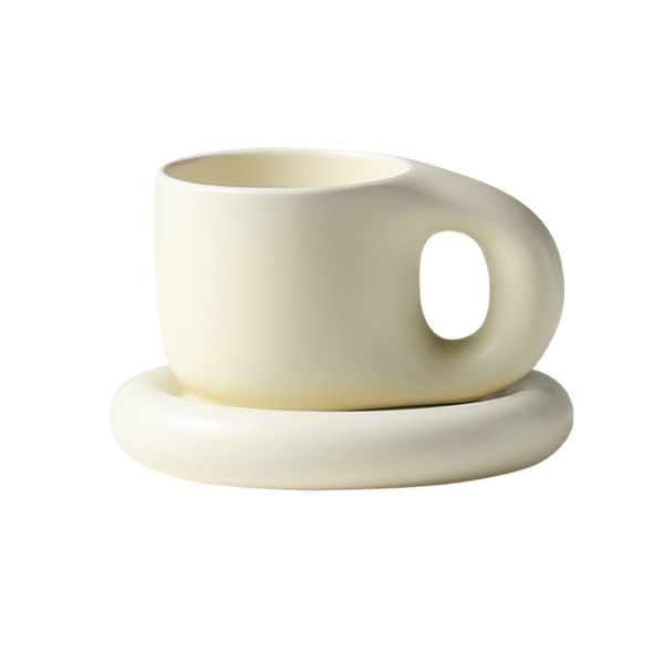 taza escandinava color crema con un plato