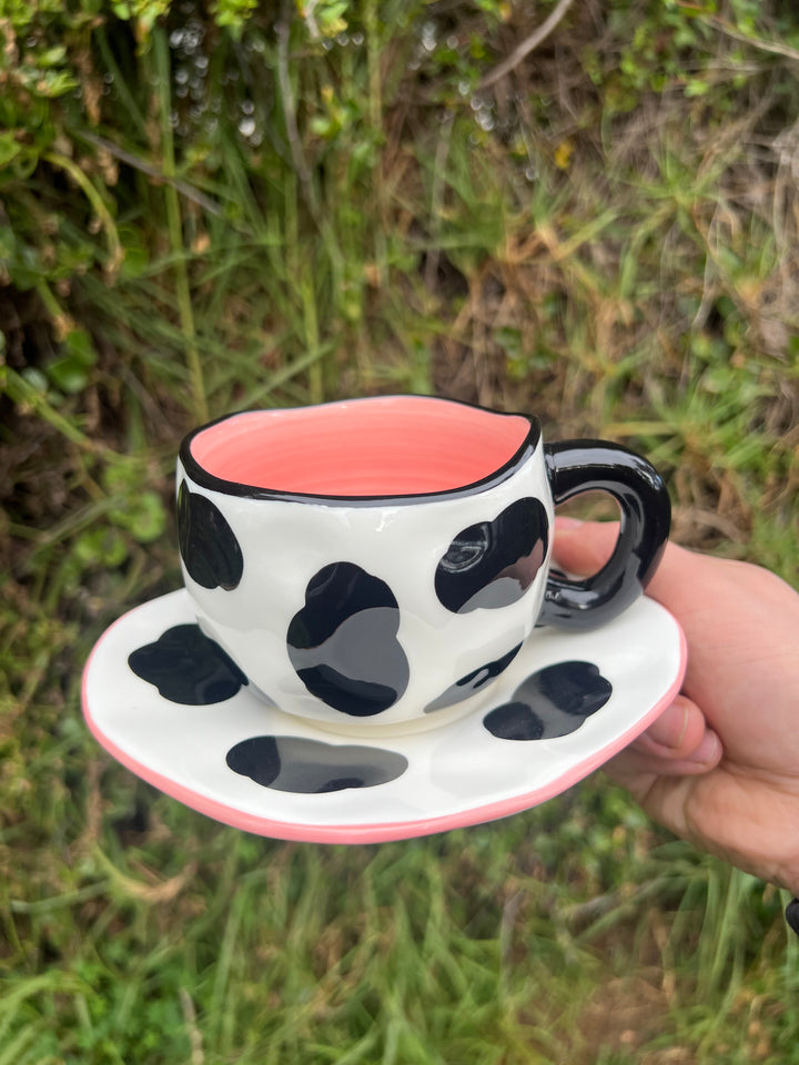 taza irregular con plato en patron de vaca 