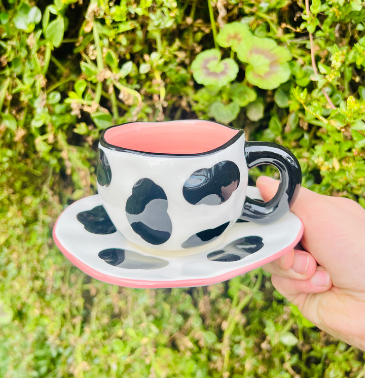 taza irregular con plato en patron de vaca 